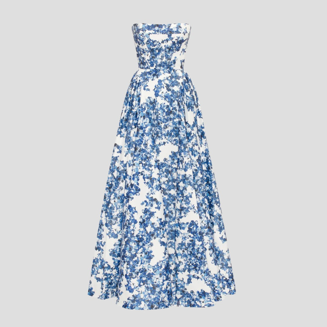 Axelbandslös maxiklänning i blå hortensiablommig print