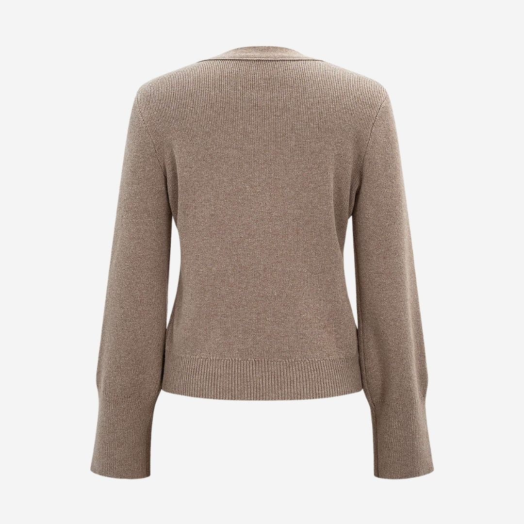 Ljusbrun klassisk ribbstickad kofta med djup V-ringning och dekorativa framfickor