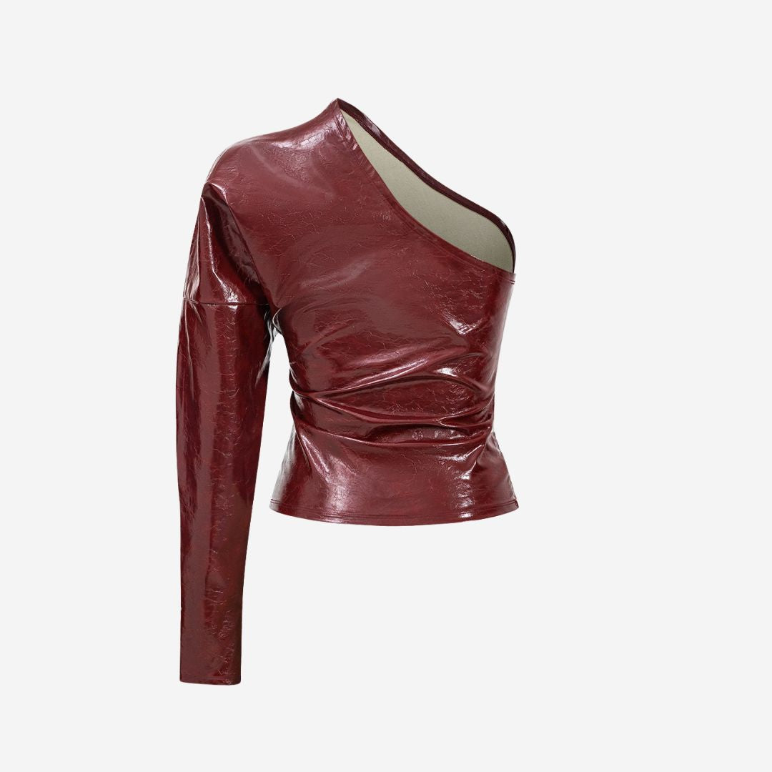Vinröd topp i veganskt läder med asymmetrisk axel och figurnära passform
