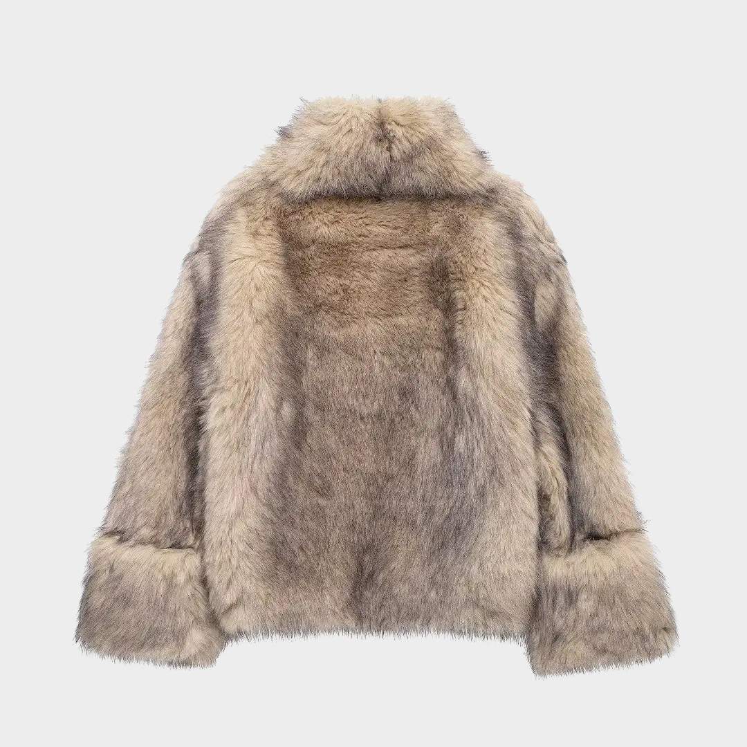 Beige jacka i fuskpäls med hög krage och breda ärmslut