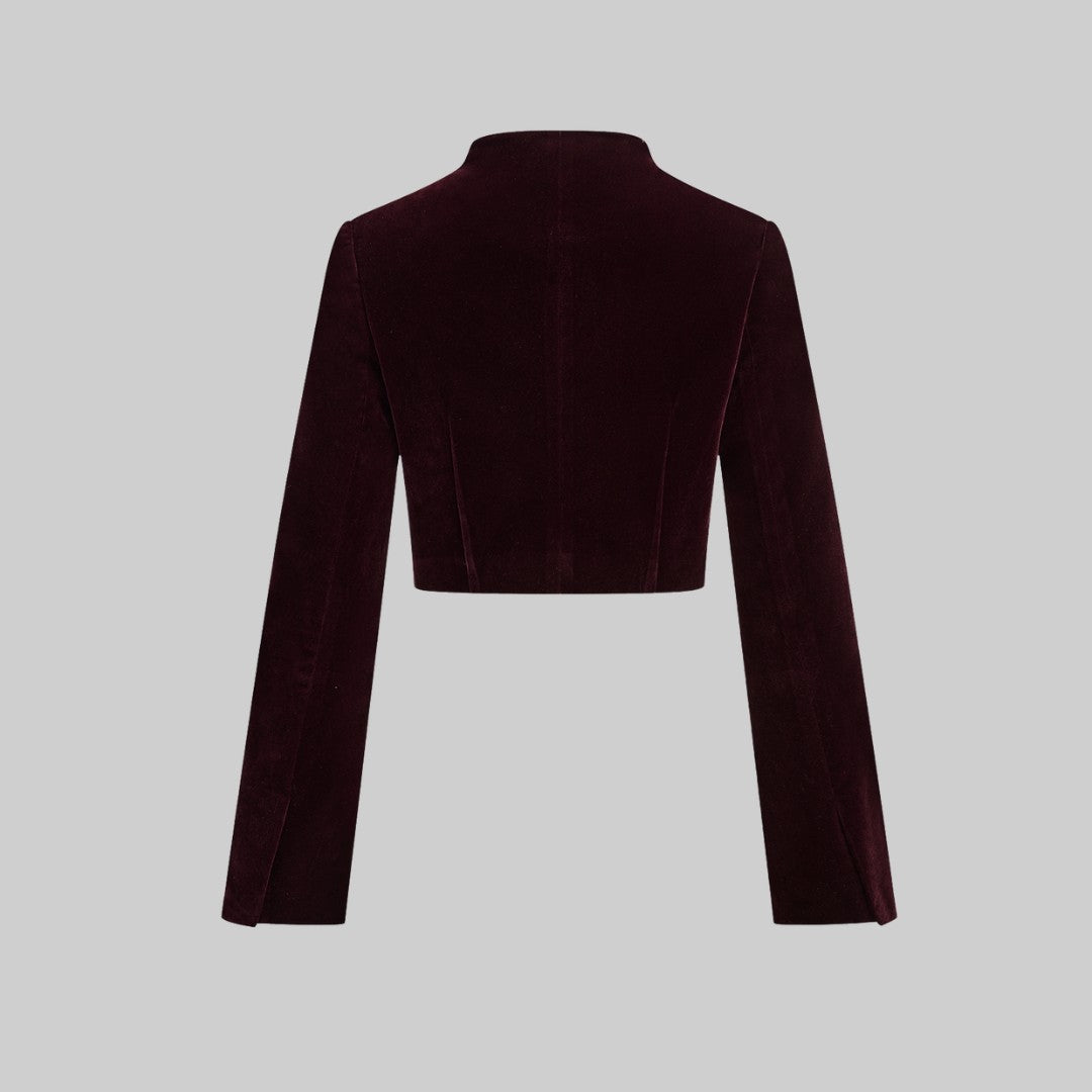 Vinröd sammetsjacka med dekorativa guldfästen och figursydd silhuett