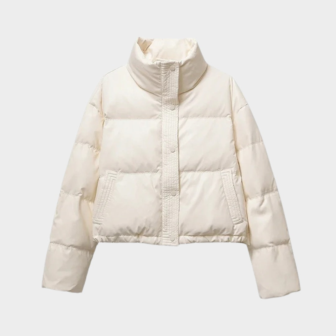 Kort vadderad pufferjacka med hög krage och fickor
