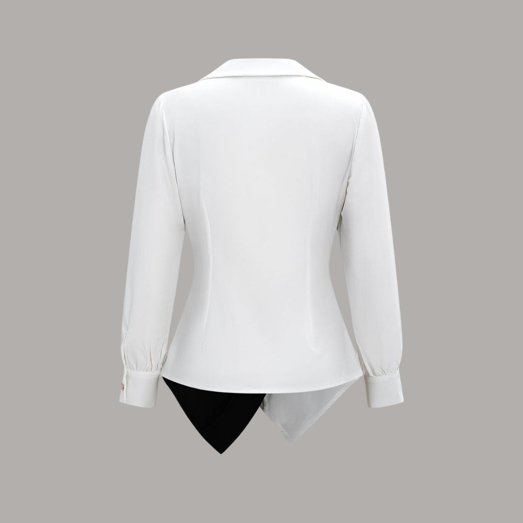 Svartvit asymmetrisk skjorttopp med draperad front och dekorativa guldknappar