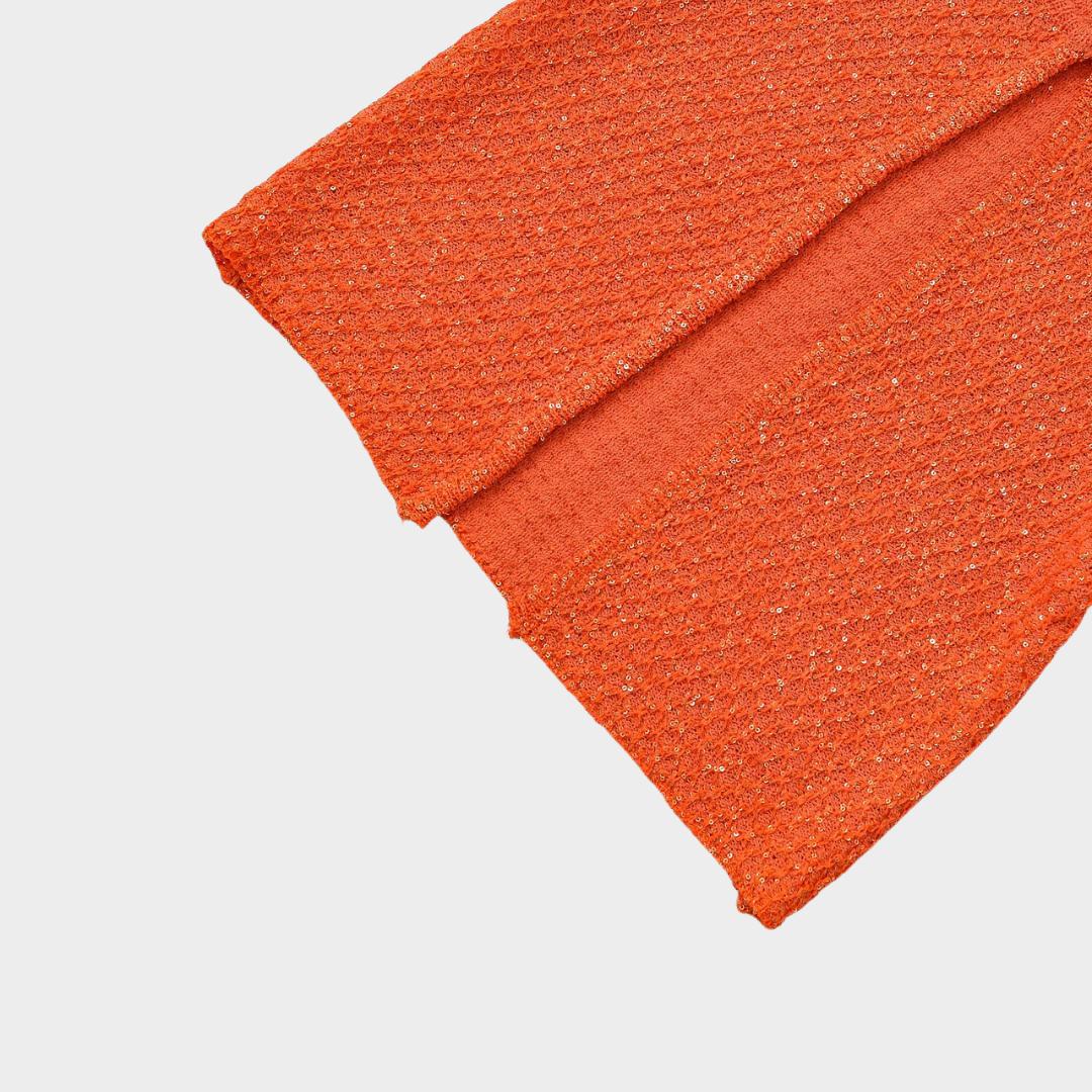 Orange stickad kofta med kort ärm paljettdetaljer och dekorativ knapp