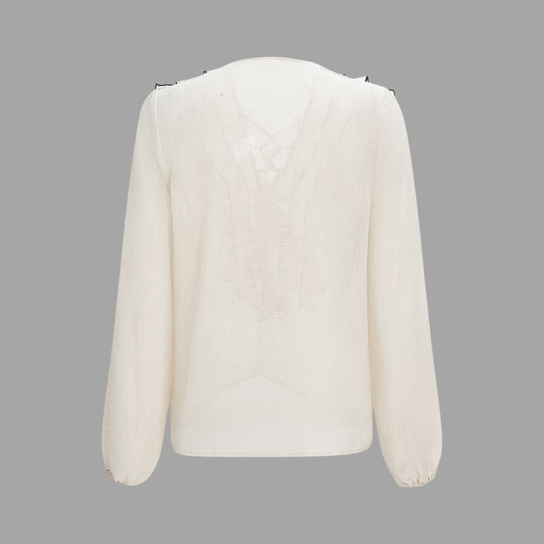 Vit chiffongblus med volanger kontrastkant och snörning vid halsringningen