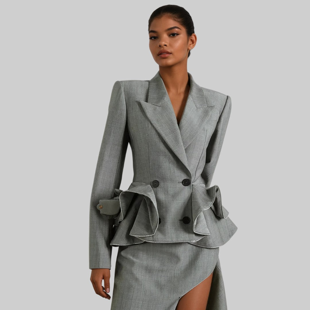 Grä dubbelknäppt kavaj med volang-peplum midja