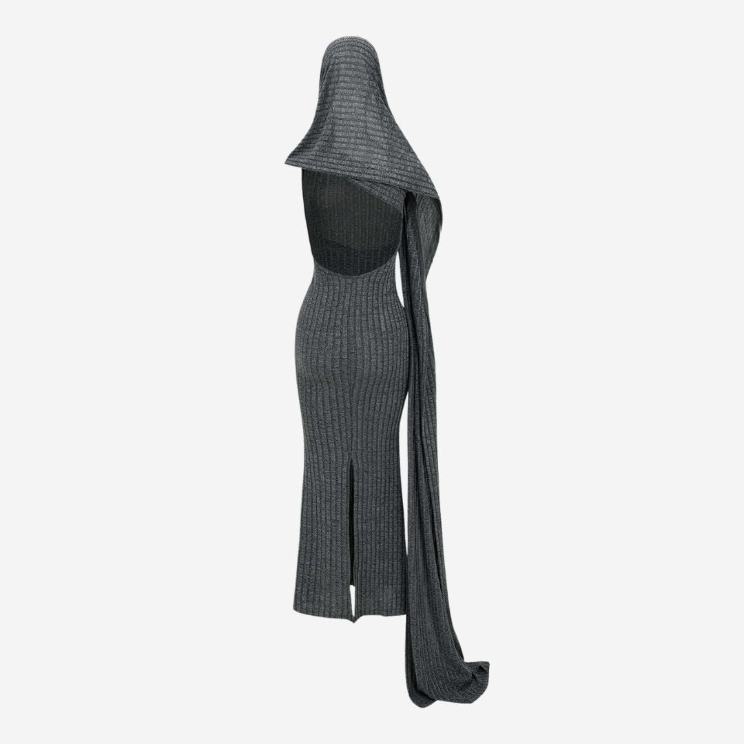 Golvlång ribbstickad klänning med huva och slits i figurnära modell för eleganta tillfällen