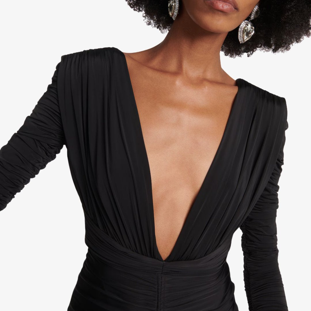 Golvlång stretchig maxiklänning i jersey med djup V-ringning, rynkdetaljer och långa ärmar