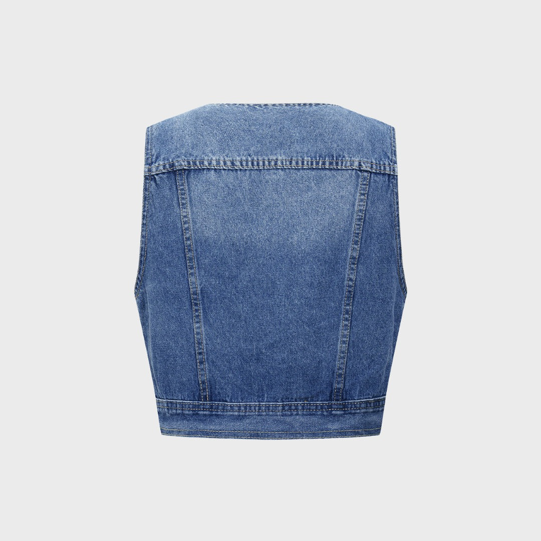 Kort figursydd denimväst med fickdetaljer och knappstängning