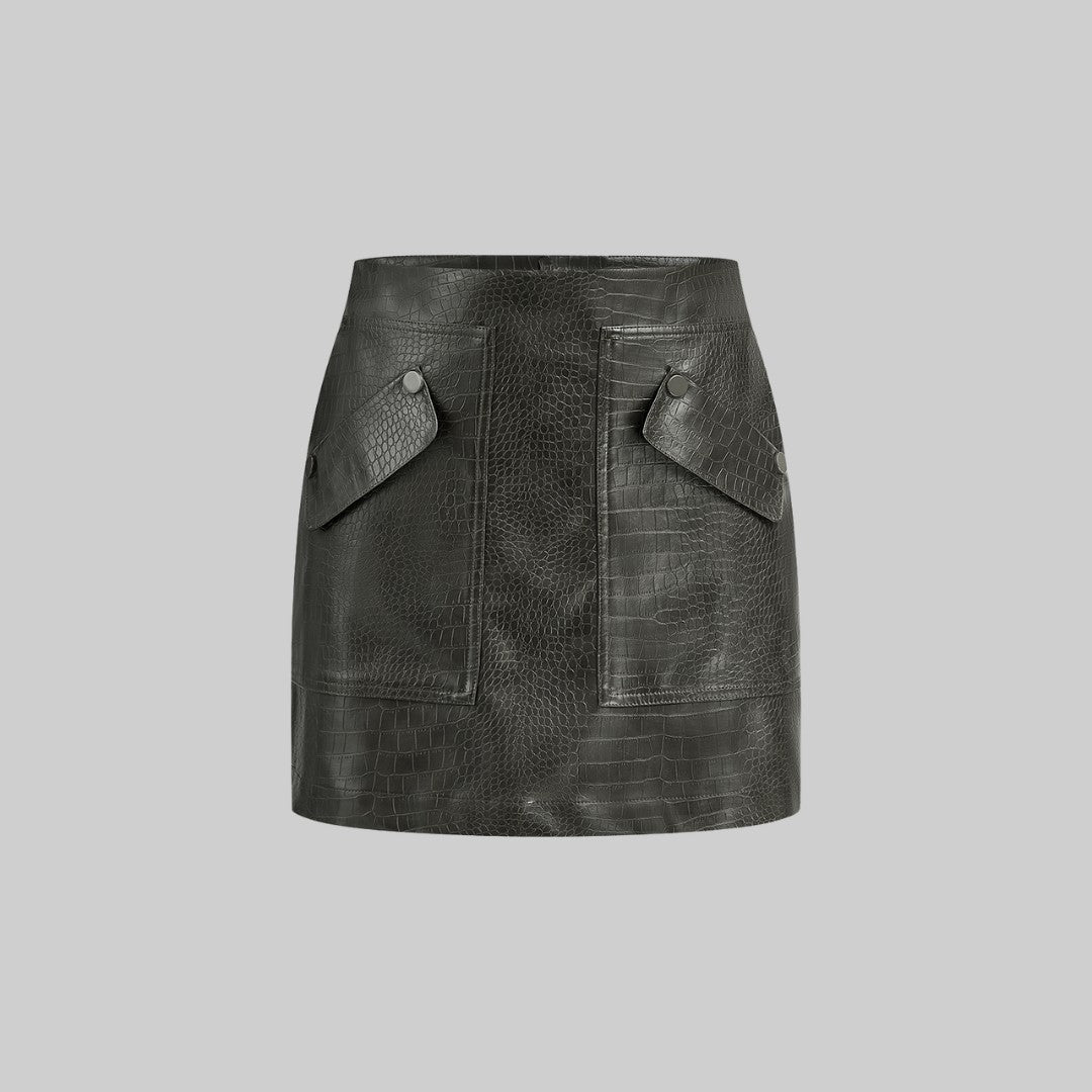 Kort kjol i krokodilpräglat fuskläder med fickdetaljer och midjehög passform