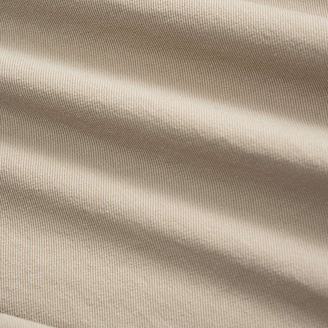 Beigefärgad kort topp med djup V-ringning och vida ärmar i stretchigt tyg