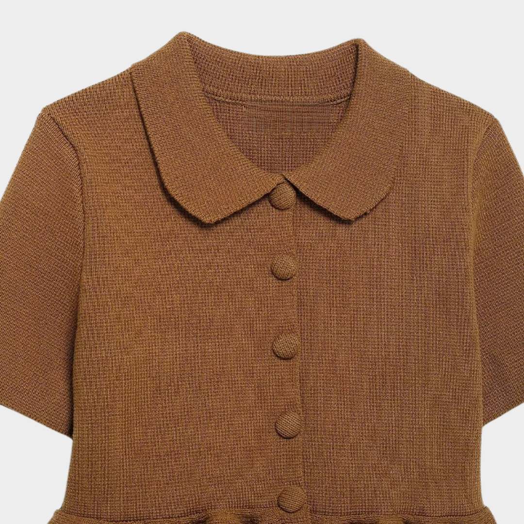 Brun stickad tröja med slagkrage korta ärmar och veckdetalj