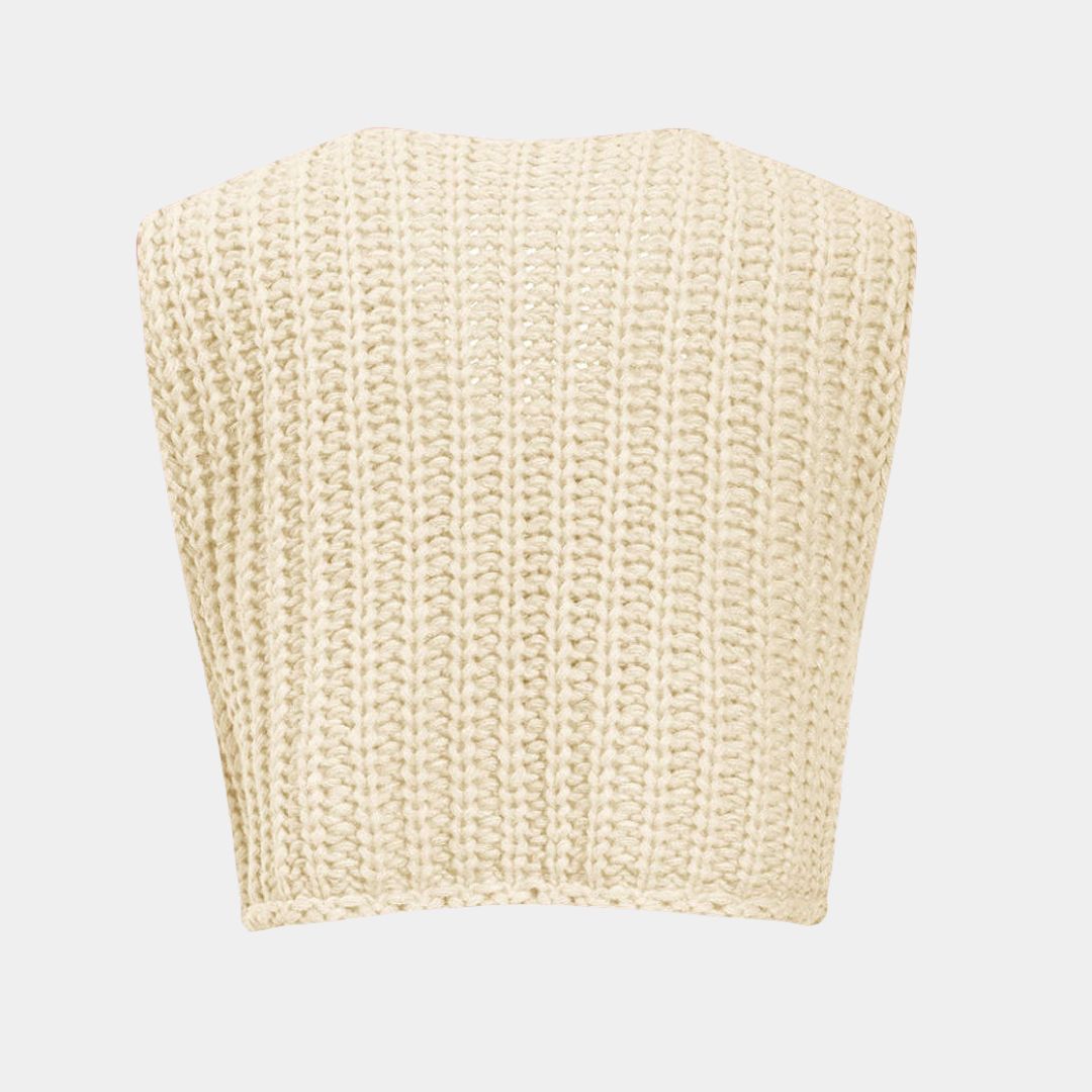 Stickad väst i grov röd maskstickning med dekorativa knappar och framfickor