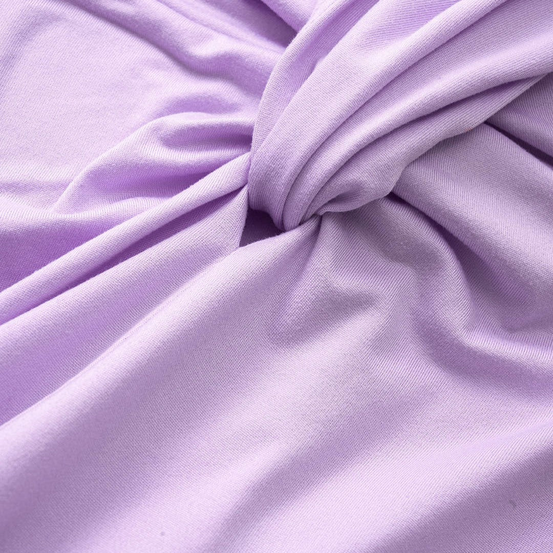 Ljuslila enaxlad maxiklänning i jersey med cut-out midja, draperade detaljer och figurnära siluett