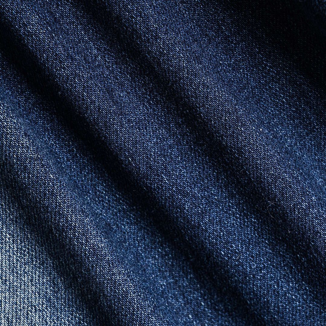 Mörkblå utsvängda jeans med hög midja, figursömmar och kontrasterande teddyfoder vid benslut