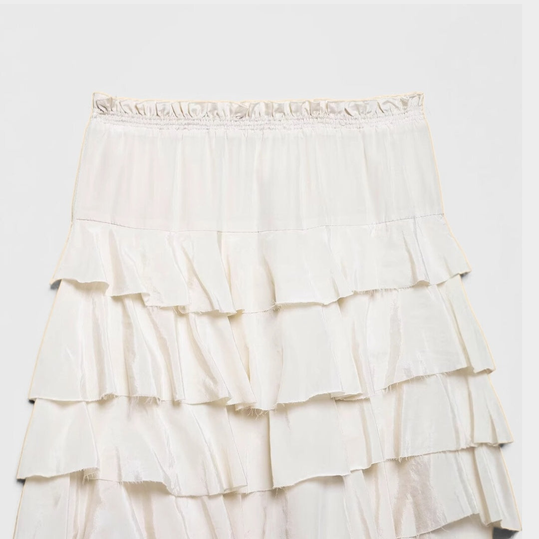 Vit Kjol i midilängd med naturlig midja lager på lager volanger och A-linje silhuett