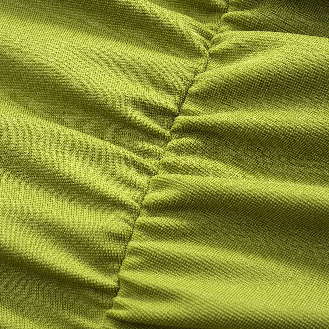 Limegrön figurnära midiklänning med asymmetrisk cut-out, rynkade detaljer och stretchig jersey