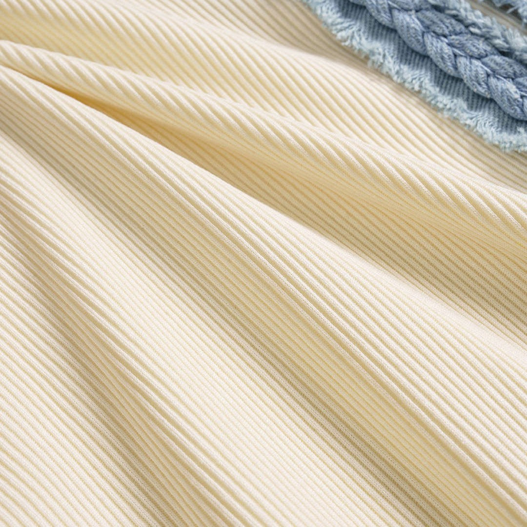 Ärmlös ribbad midiklänning i offwhite med blå denimdetaljer och stretch