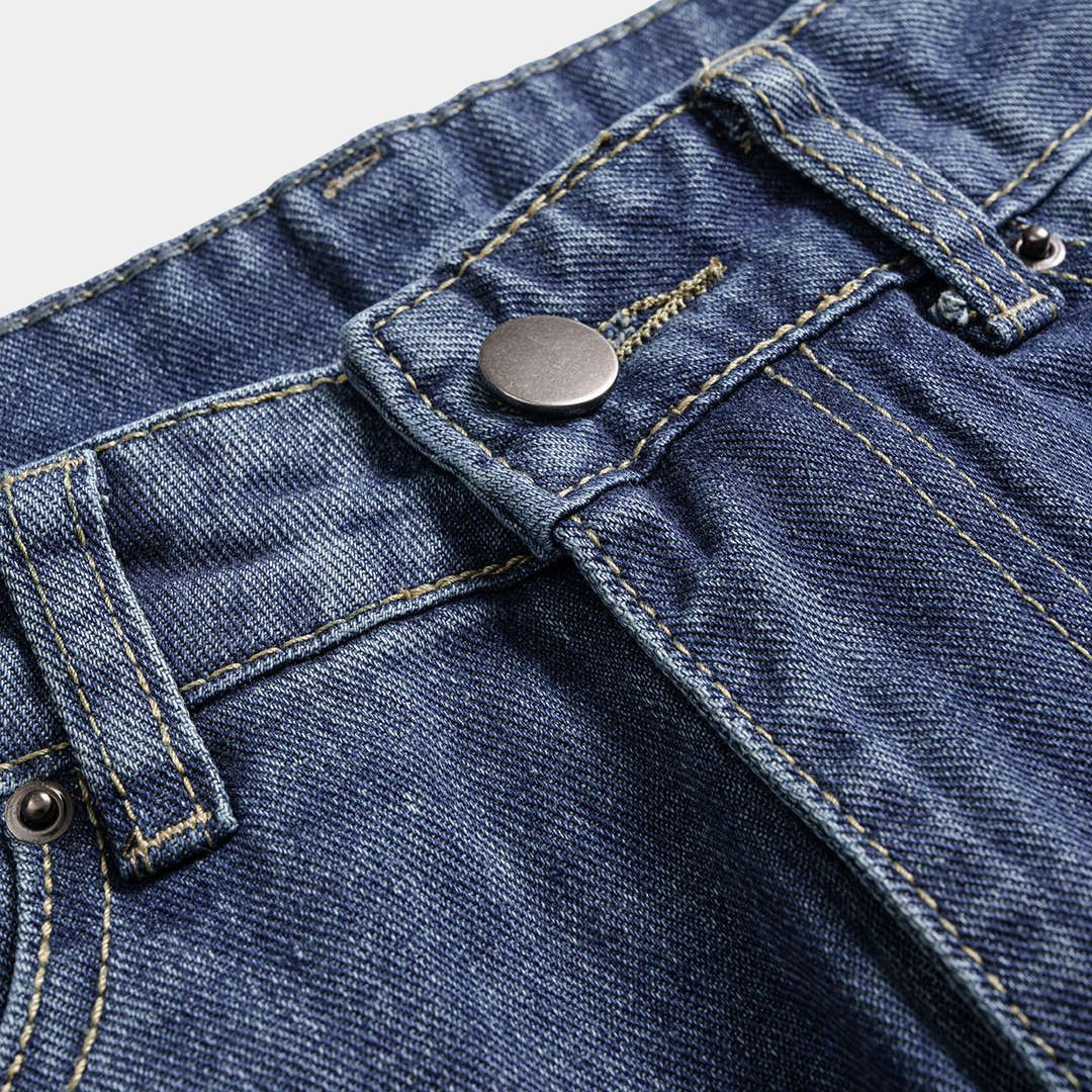 Blå vida jeans med mjukt tvättad finish, markerade slitningar och målad rosettdetalj baktill