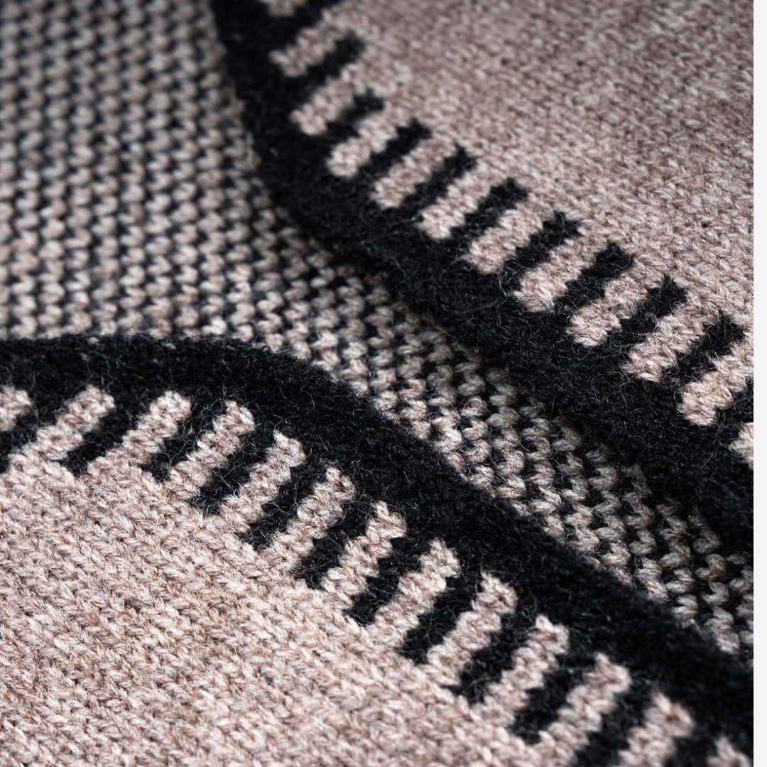 Grå stickad kofta med markerade kanter och knytskärp