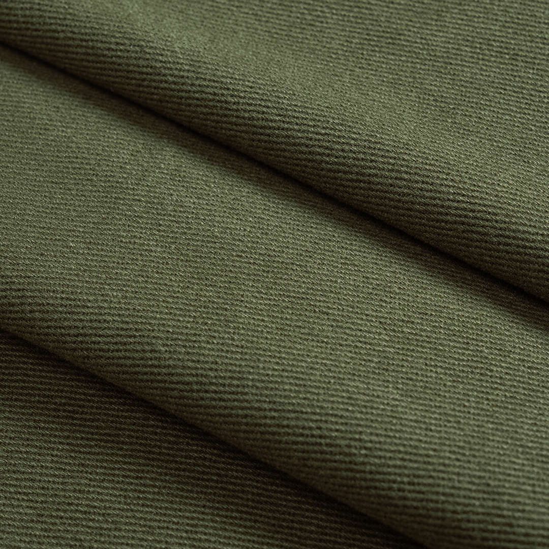 Militärgrön kortärmad skjorttopp i kraftig bomull med metallknappar och dekorativa spännen framtill