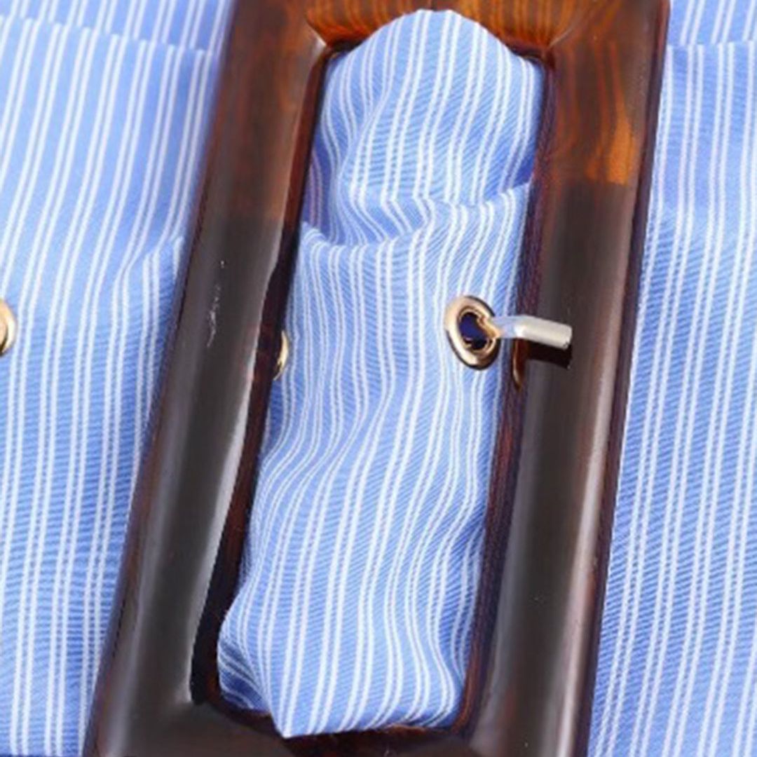 Blåvitrandig skjorttopp med markerad midja och rektangulärt bälte