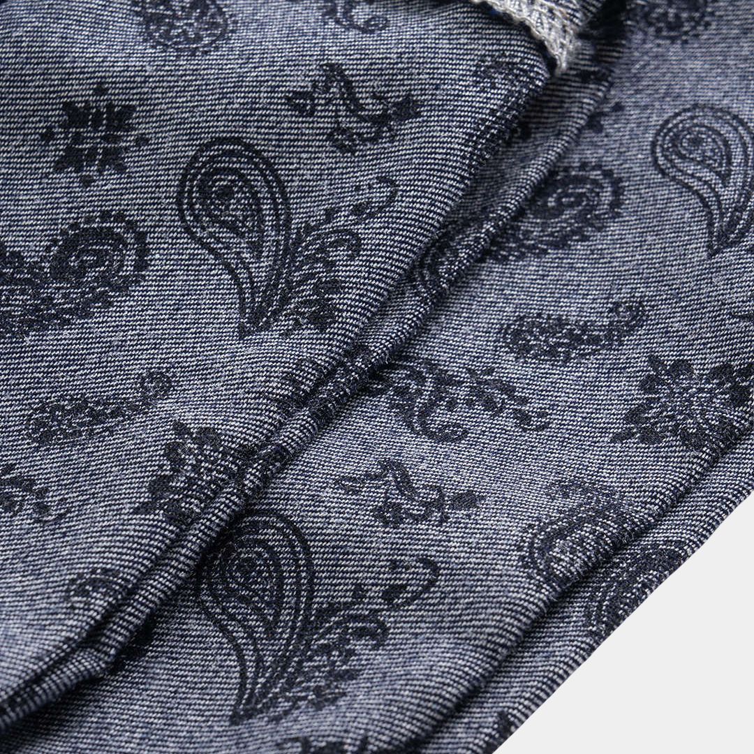 Mörkblå denimbyxa med vida ben, bandanamönstrad scarfdetalj i midjan och uppvikta fållar med tryckt insida