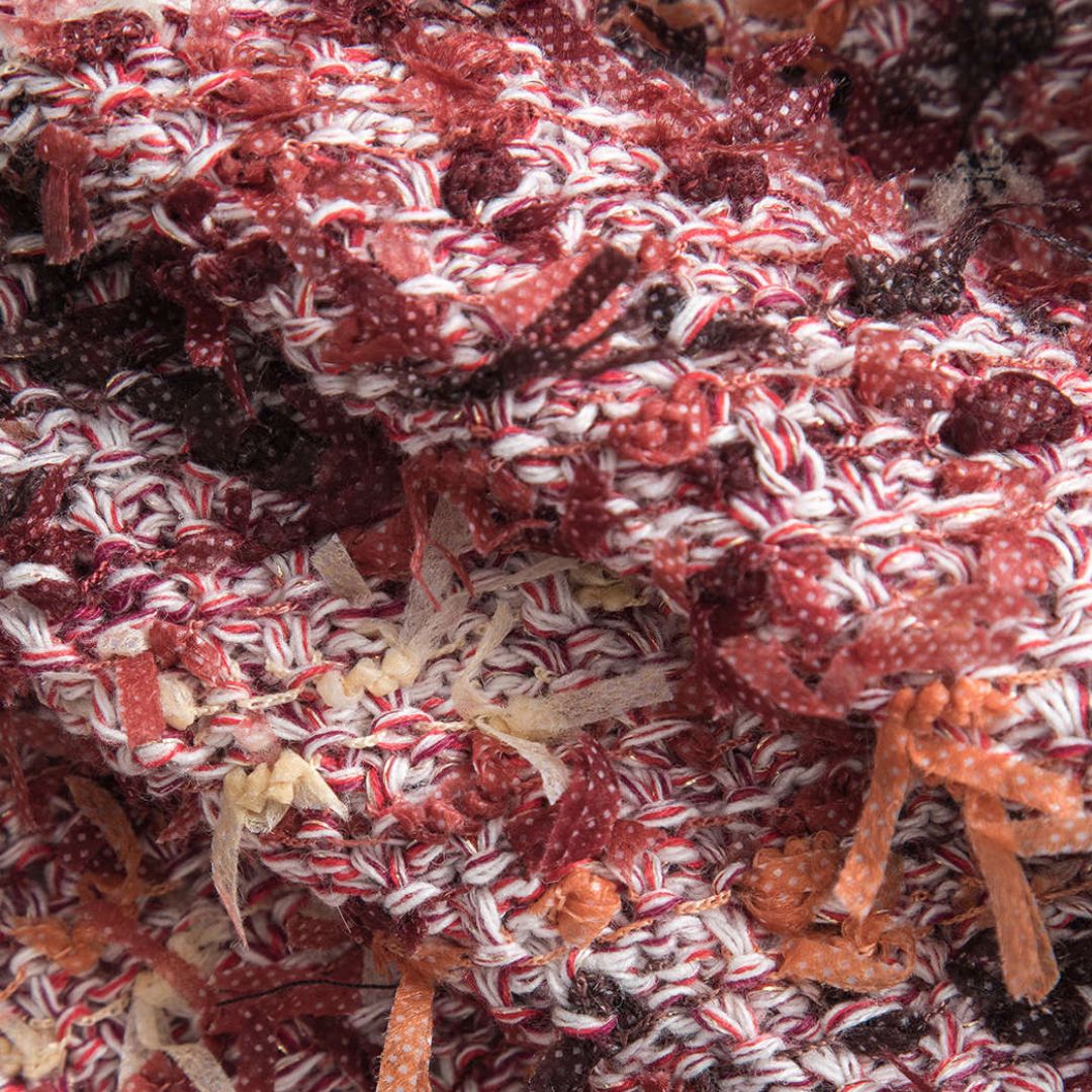 Flerfärgad kort jacka i texturerad bouclékänsla med dekorativa trådar och metallknappar i avslappnad passform