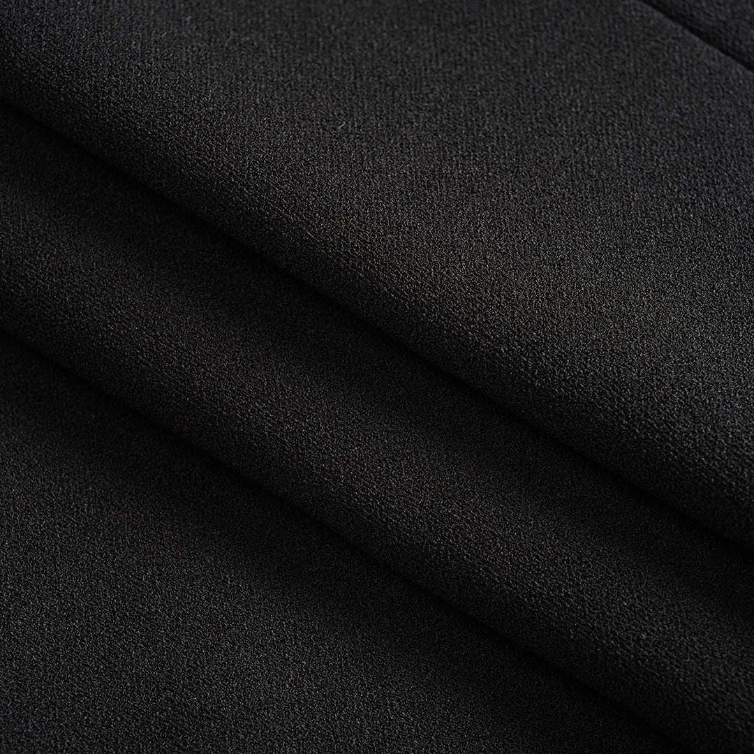 Svart elegant figursydd väst med unika skimrande knappar