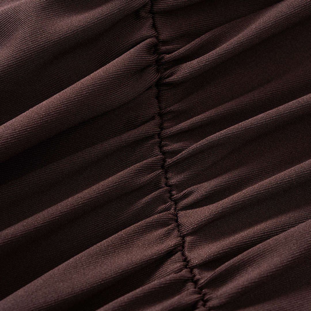 Maxiklänning brun figurnära med kort ärm draperad midja knytband slits asymmetrisk hals