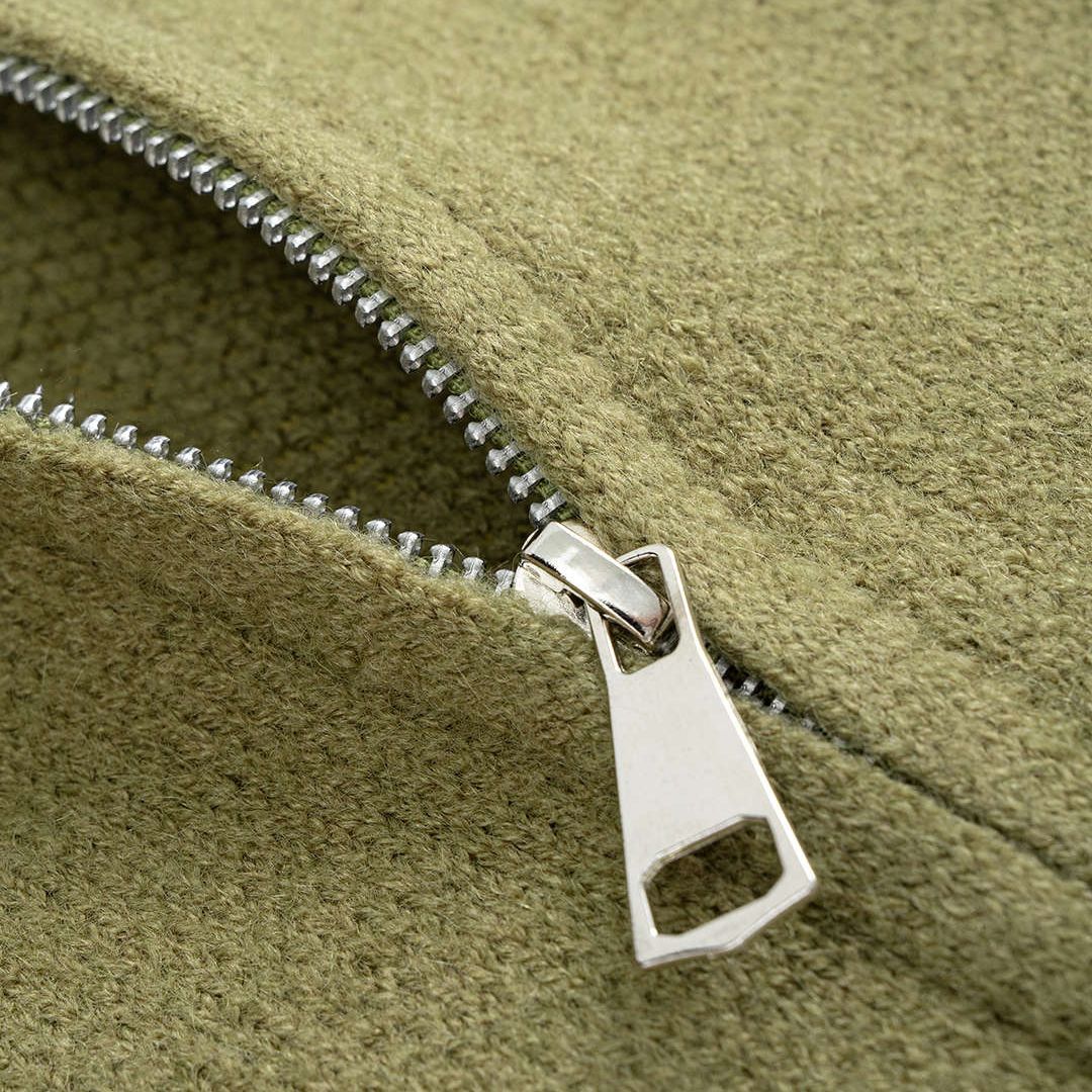 Olivgrön stickad zip-tröja med ståkrage och avslappnad passform