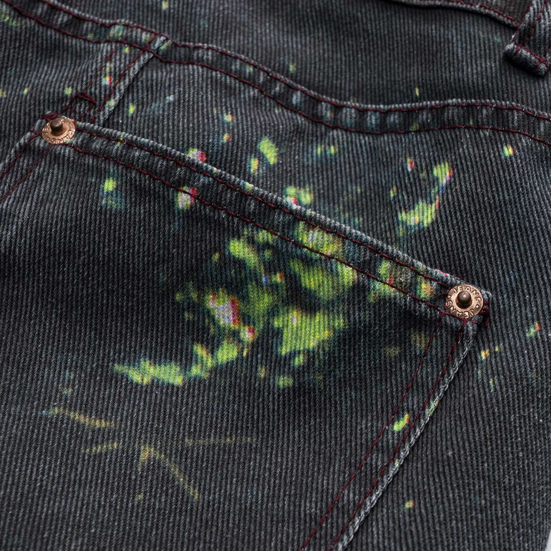 Höga svarta jeans med heltäckande fotoprint av vattenfall, röd söm och subtil stretch i strukturerad denim