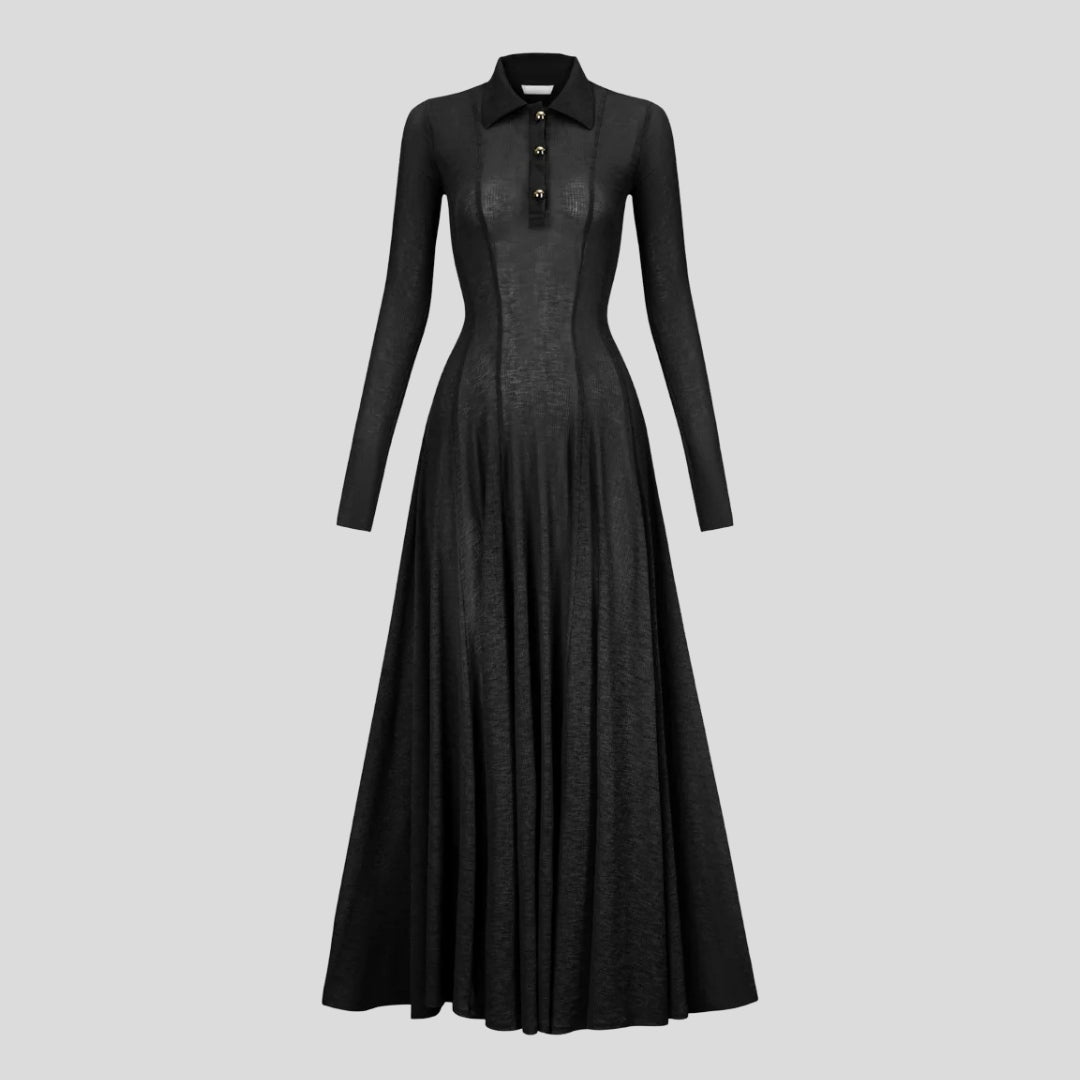 Stickad maxiklänning med lång ärm, krage och elegant utsvängd silhuett