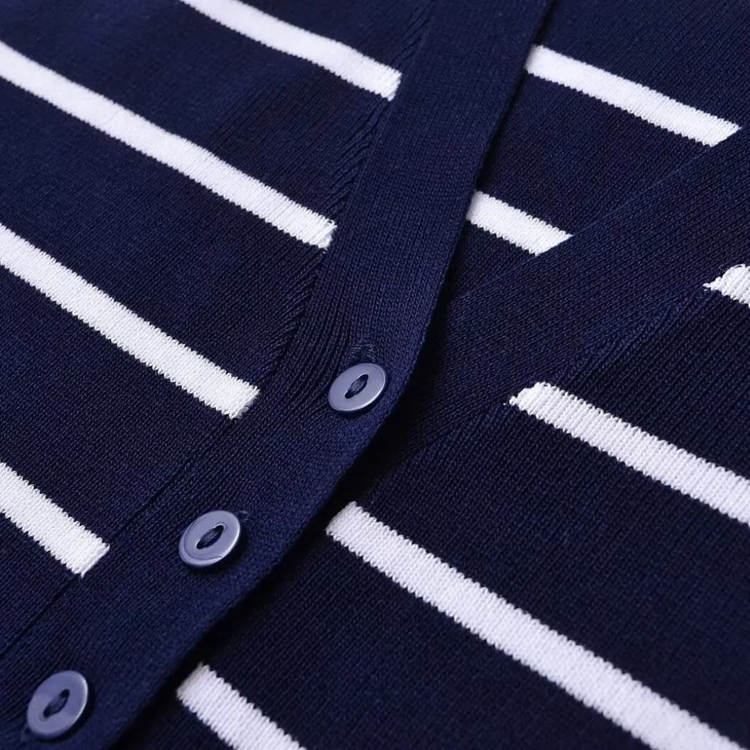 Stickad väst med ränder och asymmetrisk fåll