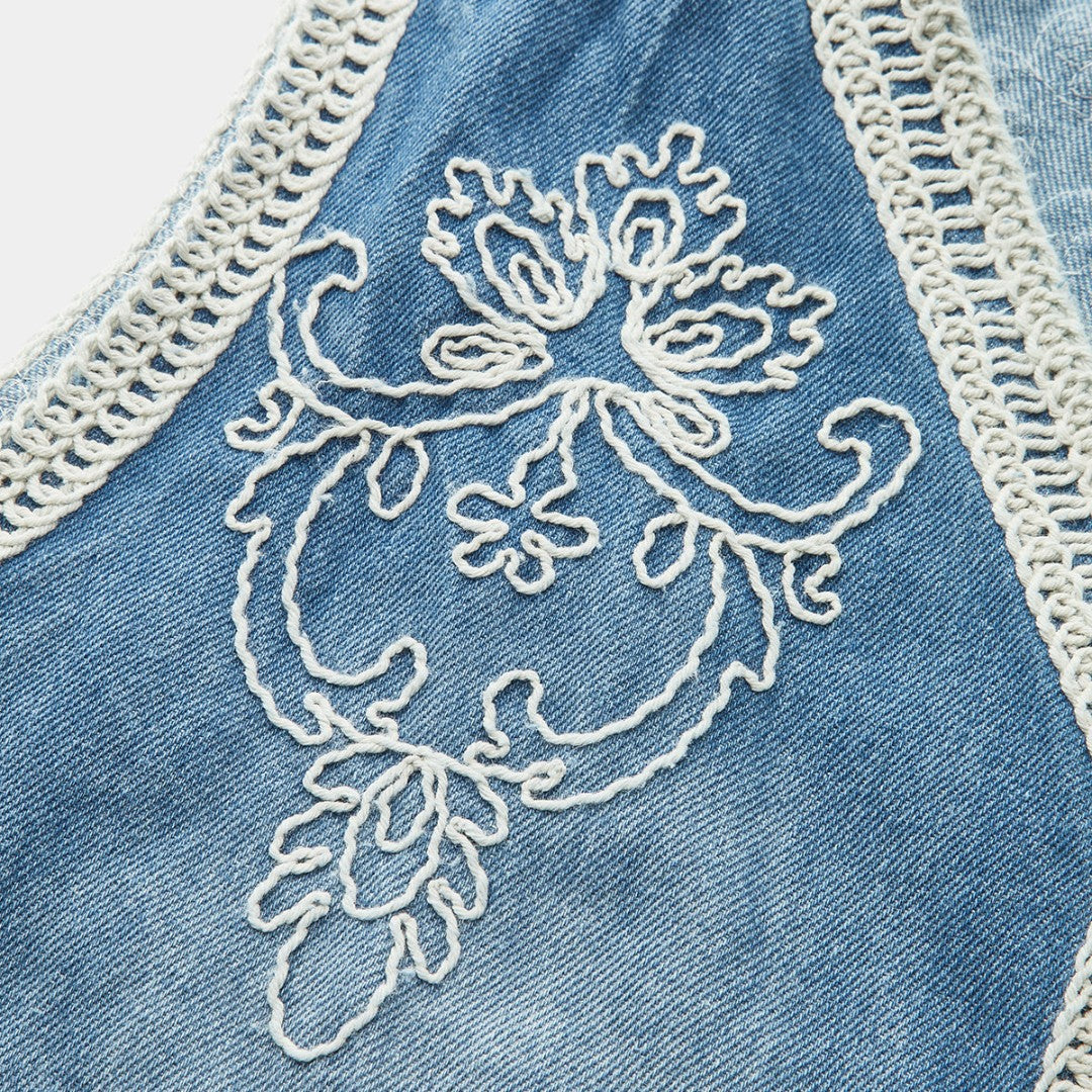 Ärmlös ljusblå jeansväst med dekorativ brodyr och virkade kanter i bomullsmix