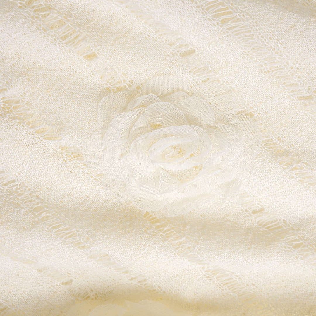 Vit figurnära maxiklänning i semitransparent jersey med rosstruktur och låg stretch