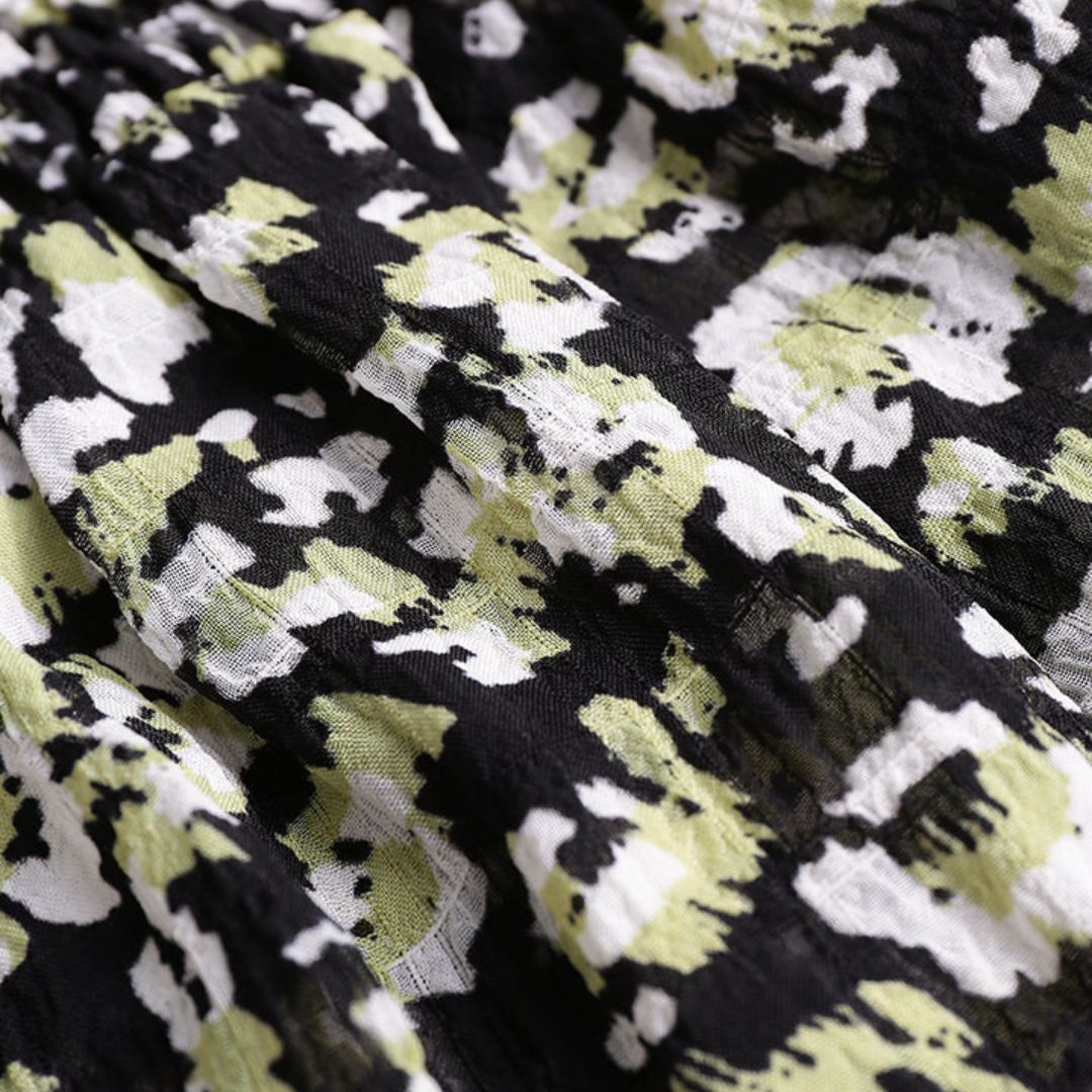 Svart axelbandslös blus med volanger och blommigt mönster