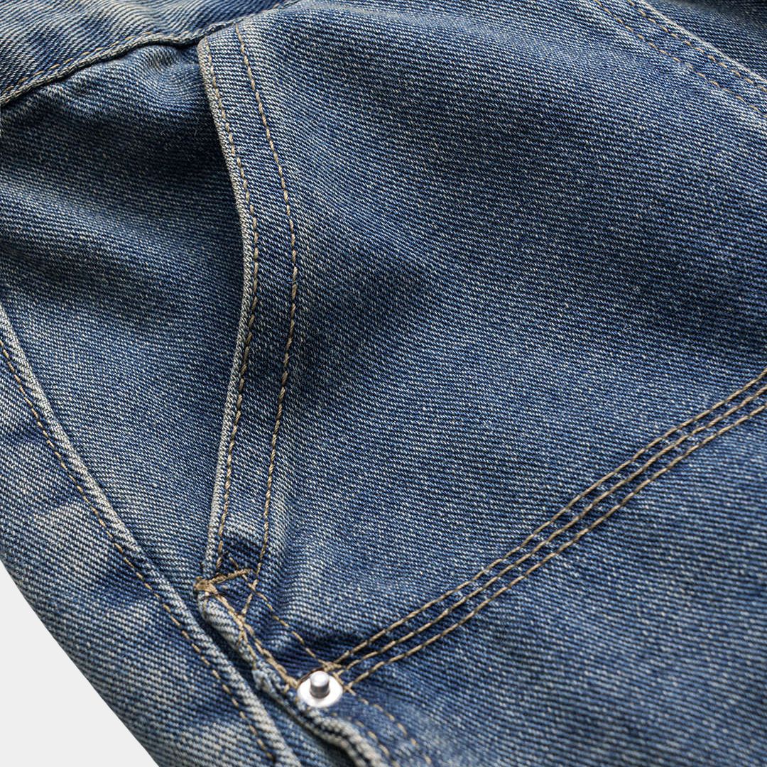 Blå cargojeans i denim med utanpåliggande fickor, lös passform och tvättad yta i bomullsblandning