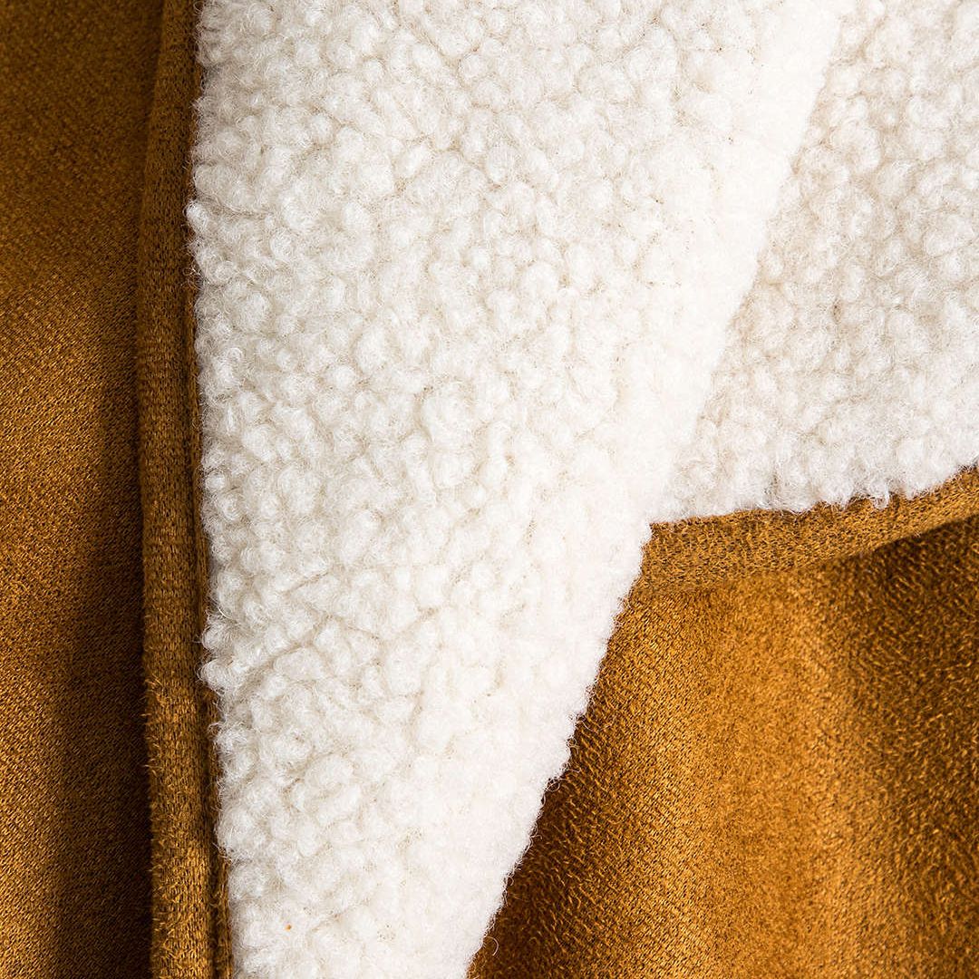 Kamelbrun jacka i mockaimitation med vit brodyr, teddykrage och knappar i ledig passform