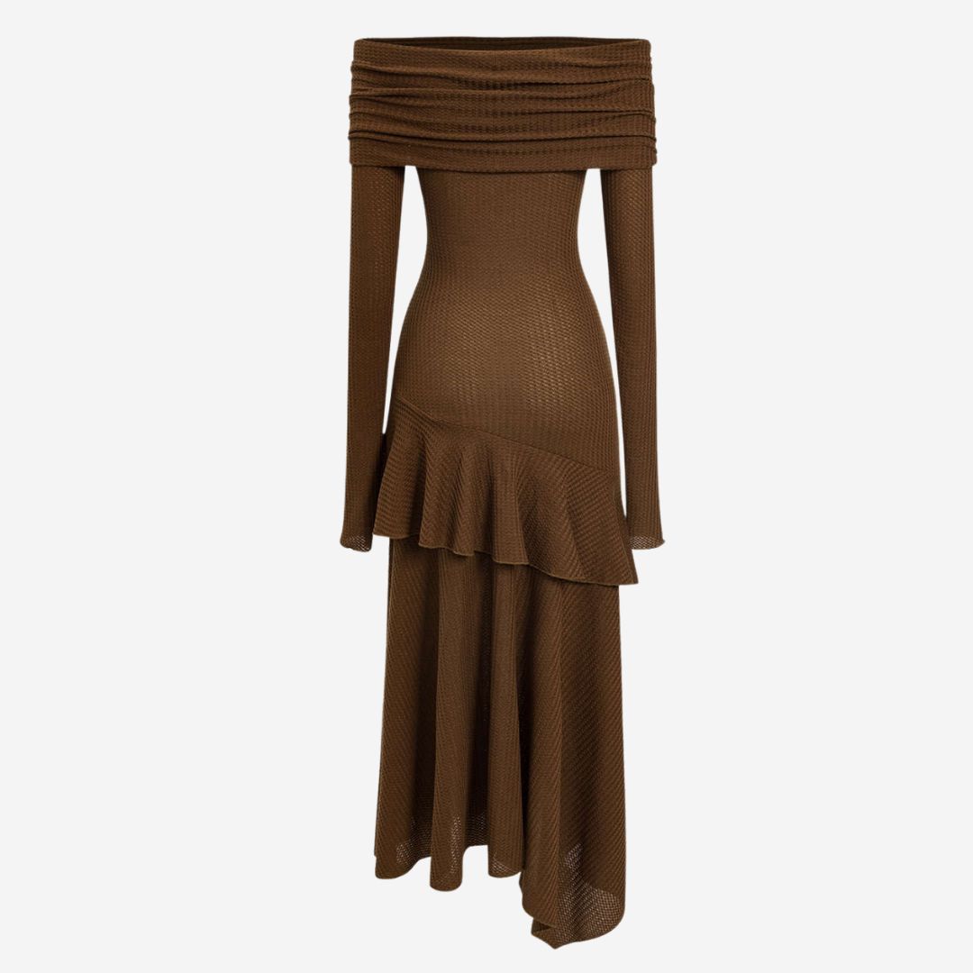 Midiklänning i brun våffelstickad jersey med avskuren axelringning och asymmetrisk volangkant