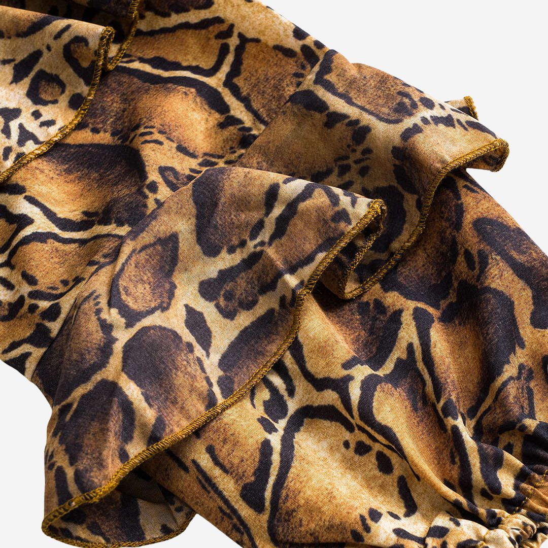 Brun blus med leopardmönster volangärmar och knytning framtill