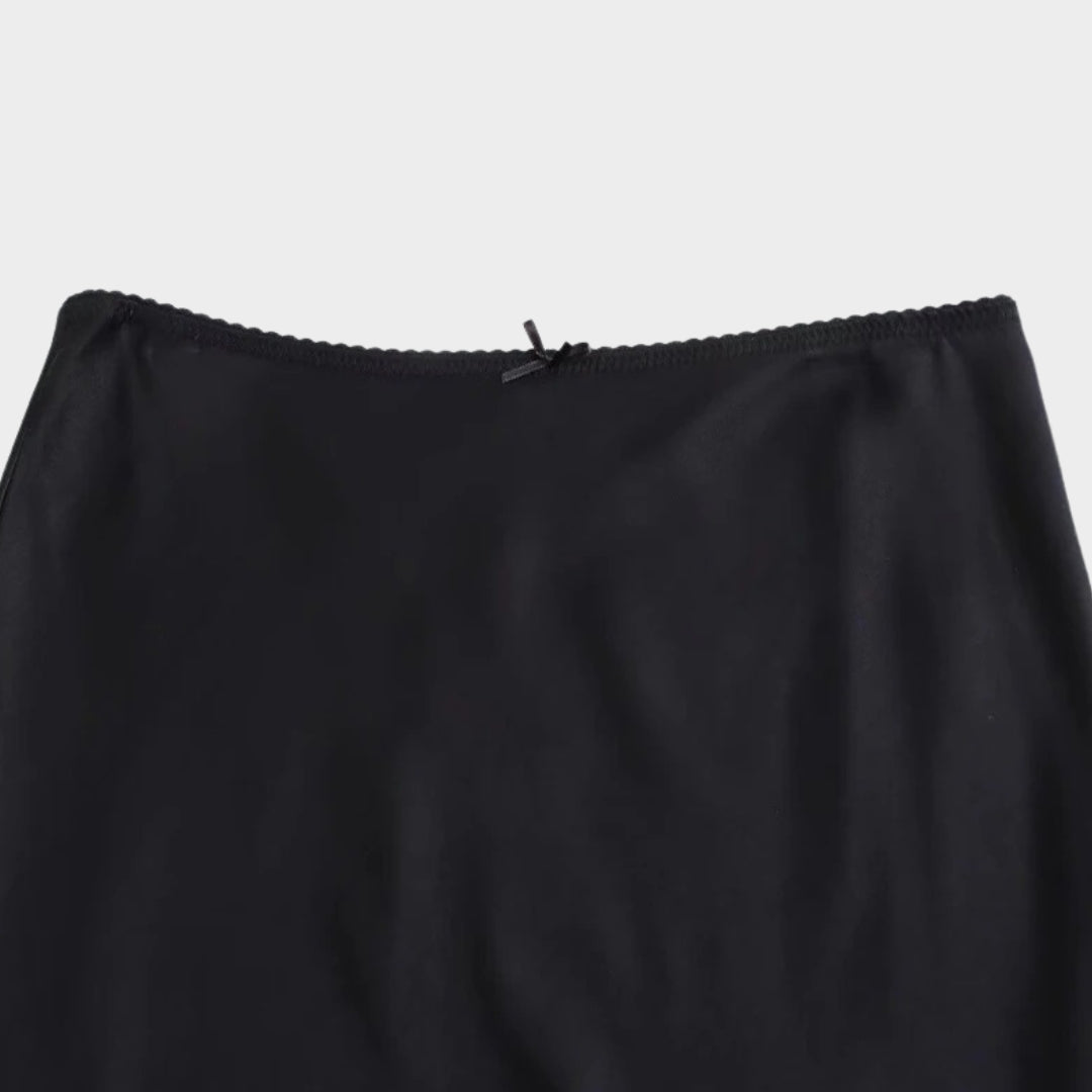 Midilång satinkjol med naturlig midja och A-linjeform