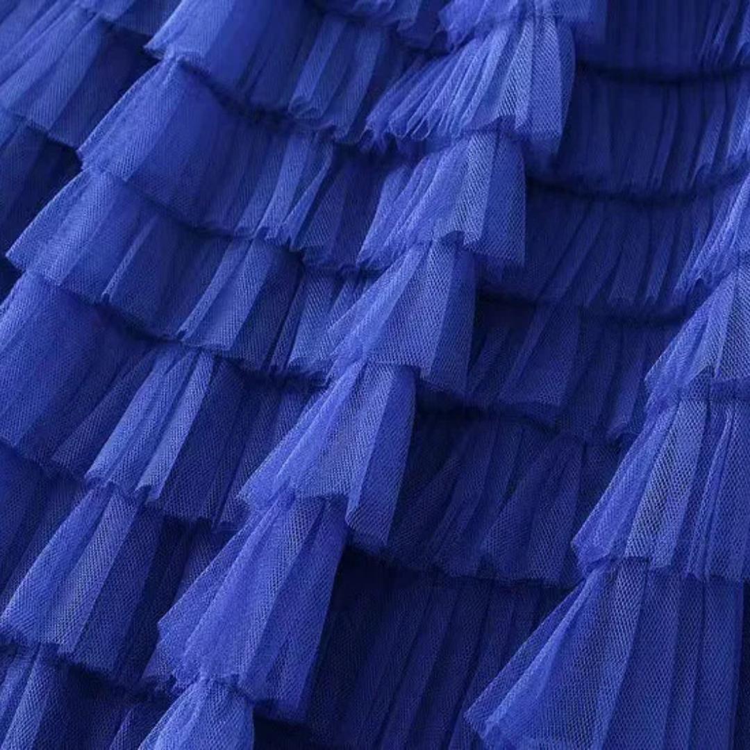 Kjol i mesh med plisserade lager naturlig midja och avslappnad passform