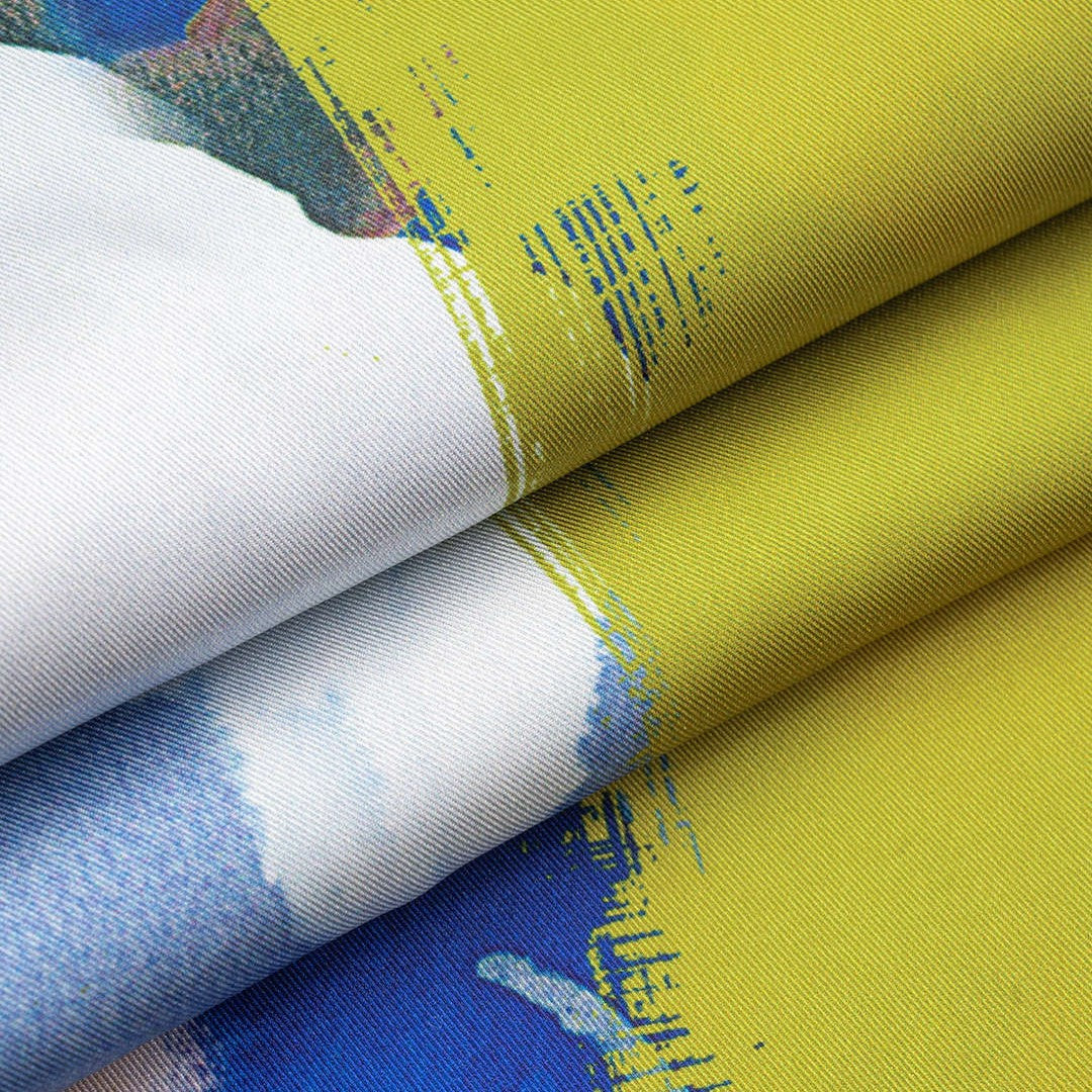 Färgstark satinklänning med målningstryck, lös överdel och figurnära midikjol