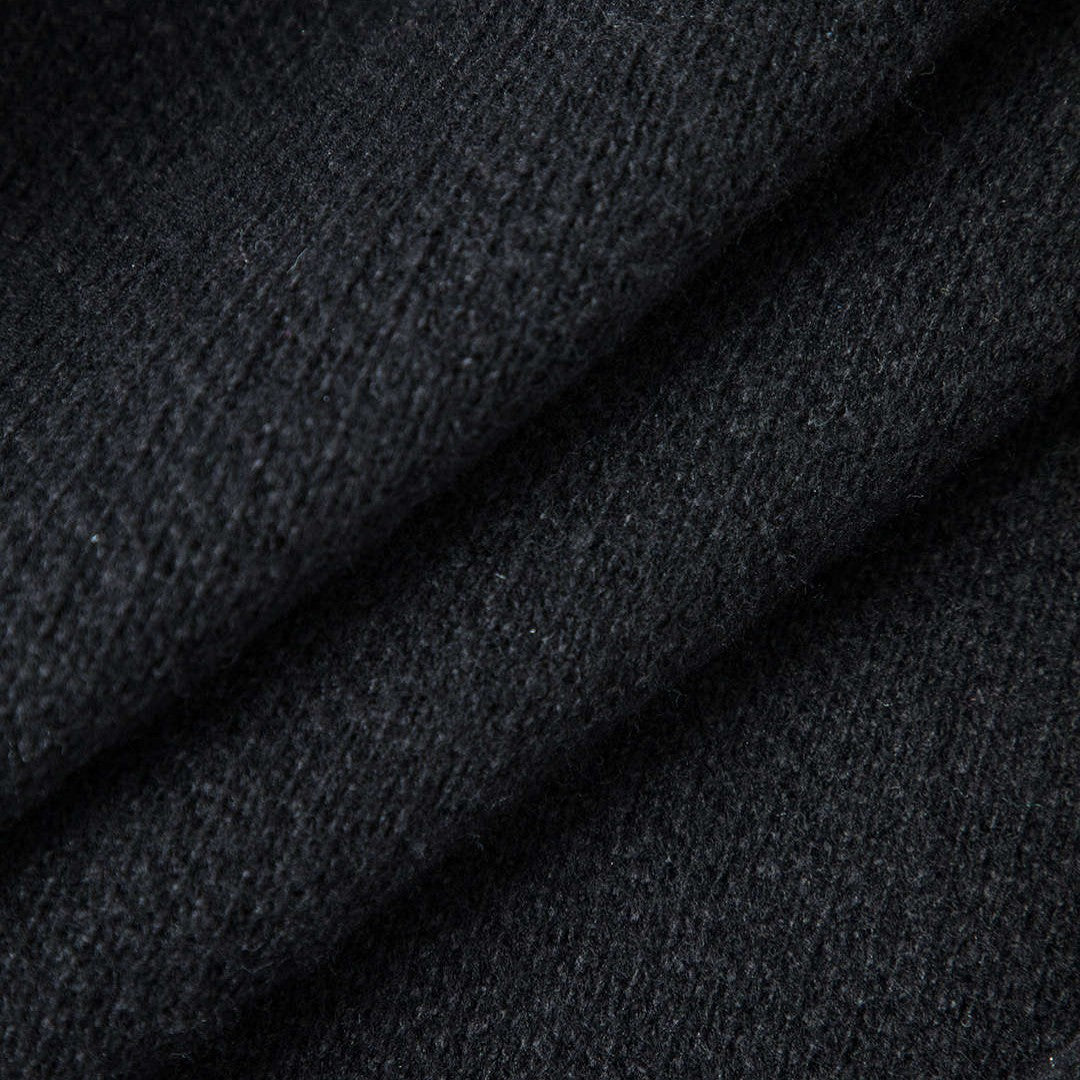 Svart stickad kofta med kontrastkant, guldknappar och lös passform