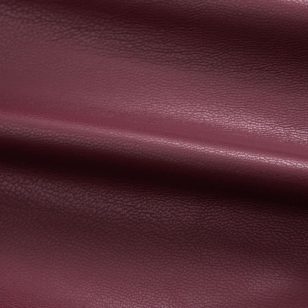 Vinröd blus i konstläder med markerad midja och bredt bälte