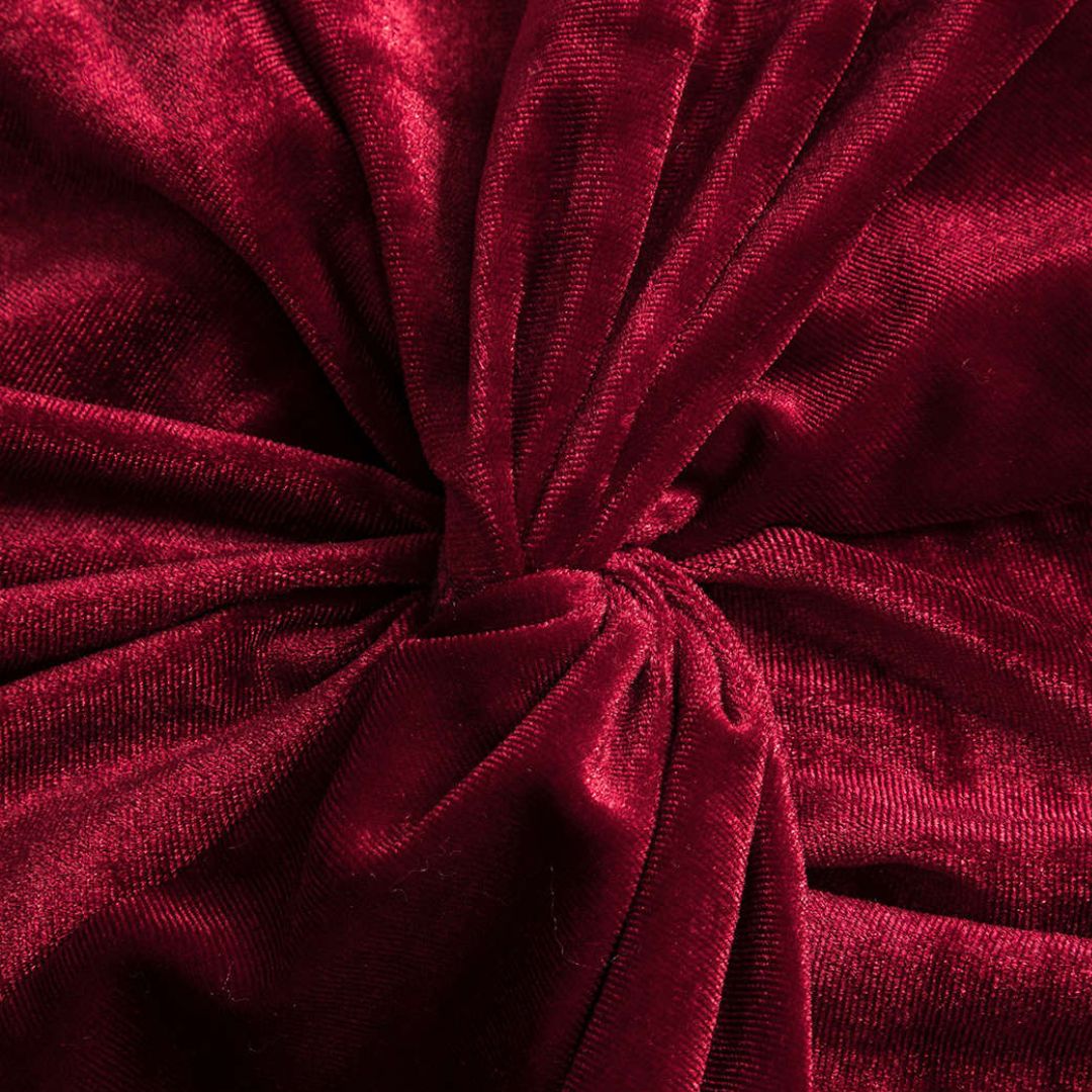 Bourgogne långärmad sammetsklänning med hög halsringning och twistdetalj framtill i figurnära modell