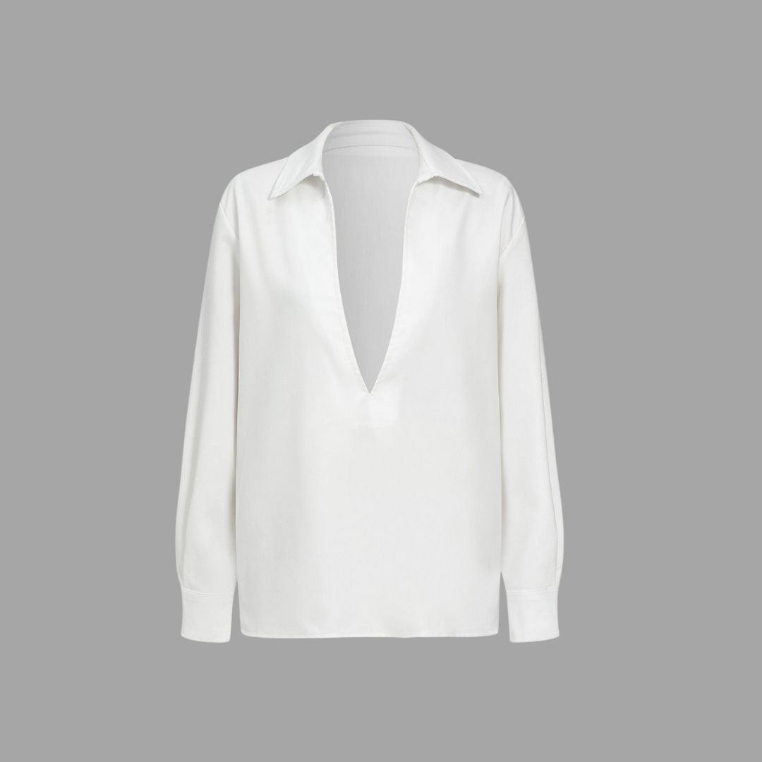 Vit blus med djup V-ringning och långa ärmar i vävt tyg