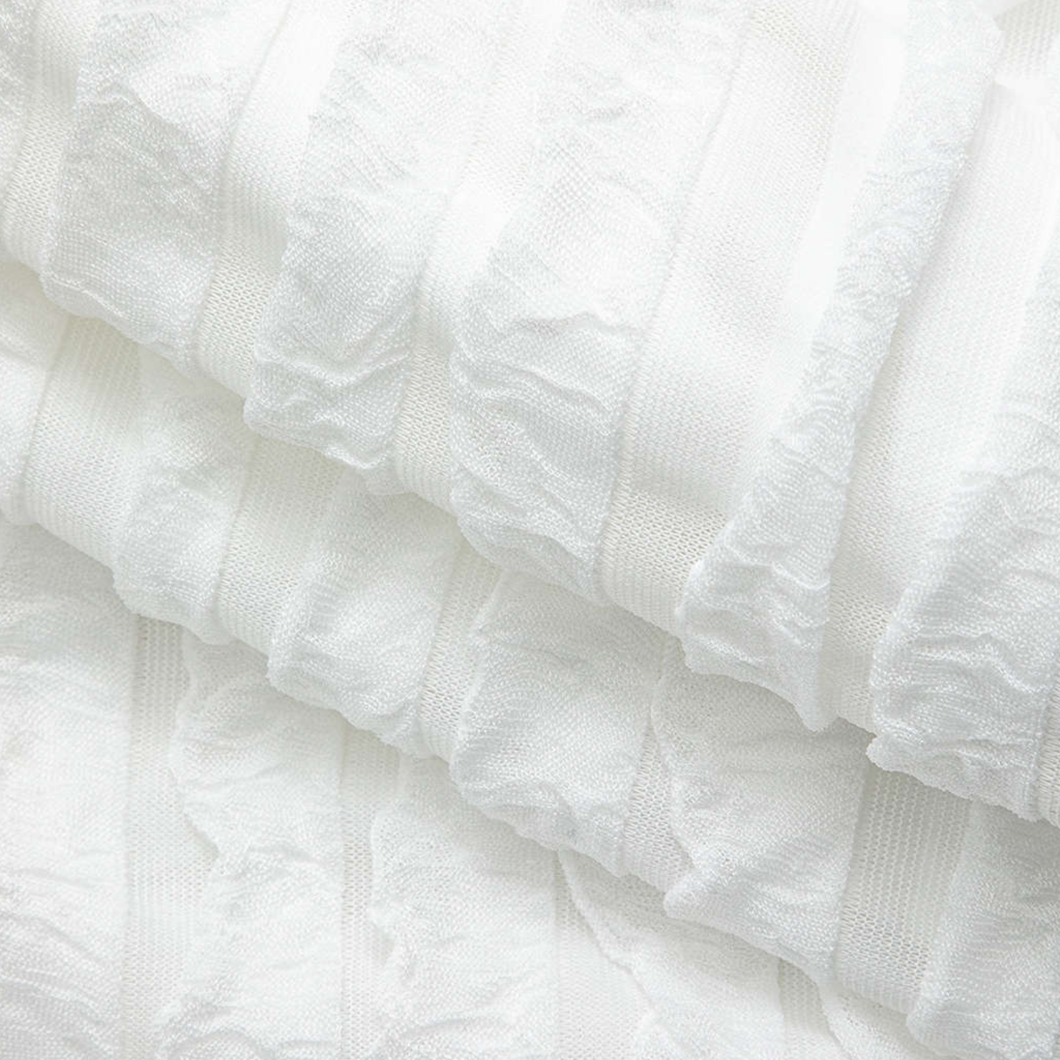 Axelbandslös midiklänning i veckad jersey med knappstängning lång ärm och figurnära passform