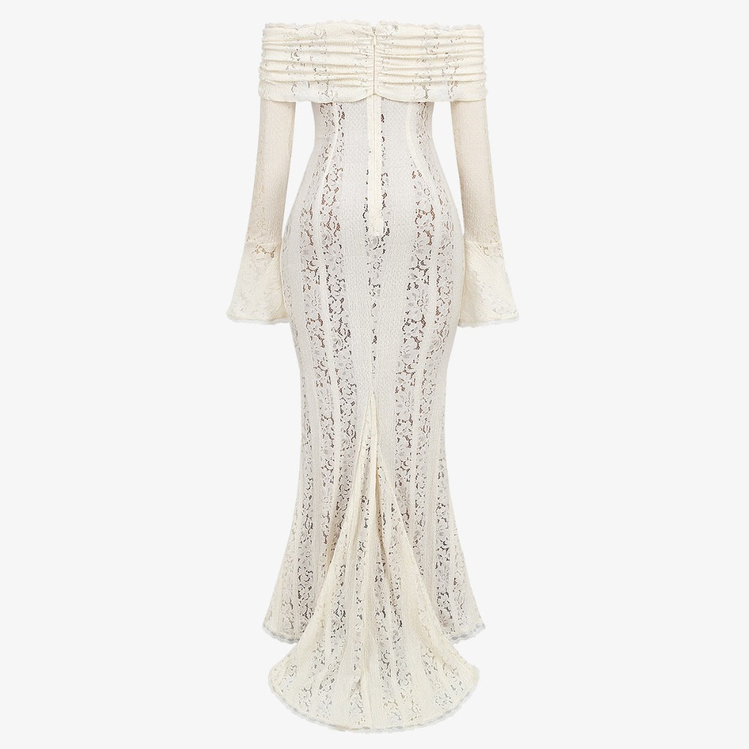 Lång axelbandslös spetsklänning med utsvängda ärmar och draperad överdel